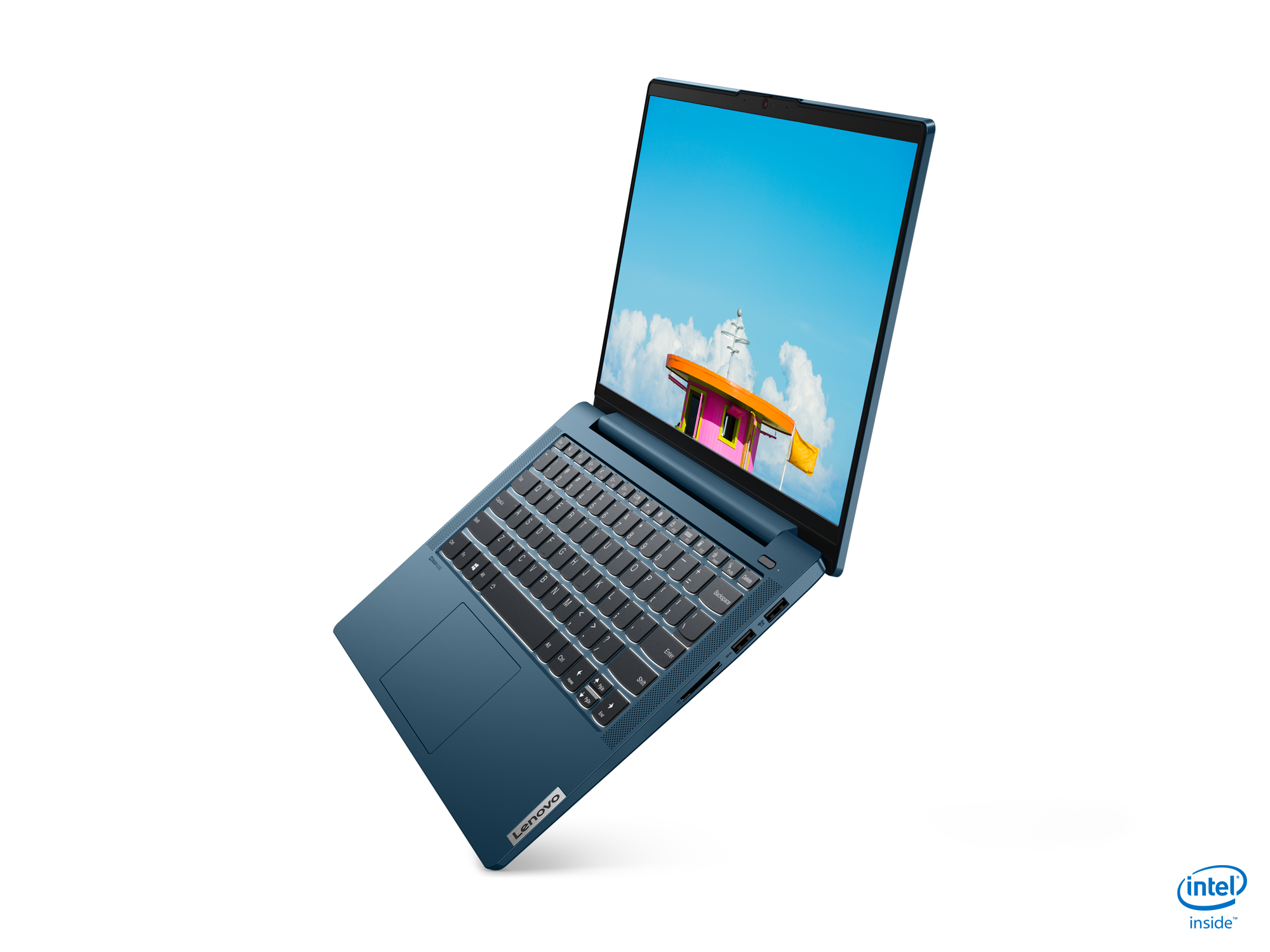 Blauwe laptop met een strandscène op het scherm, open op een zwarte achtergrond.