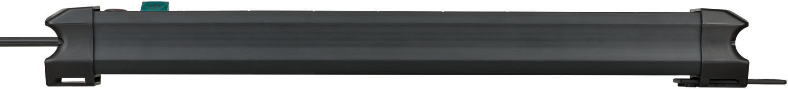 Schwarze Steckdosenleiste, Seitenansicht, mit grünem Knopf und Stecker.