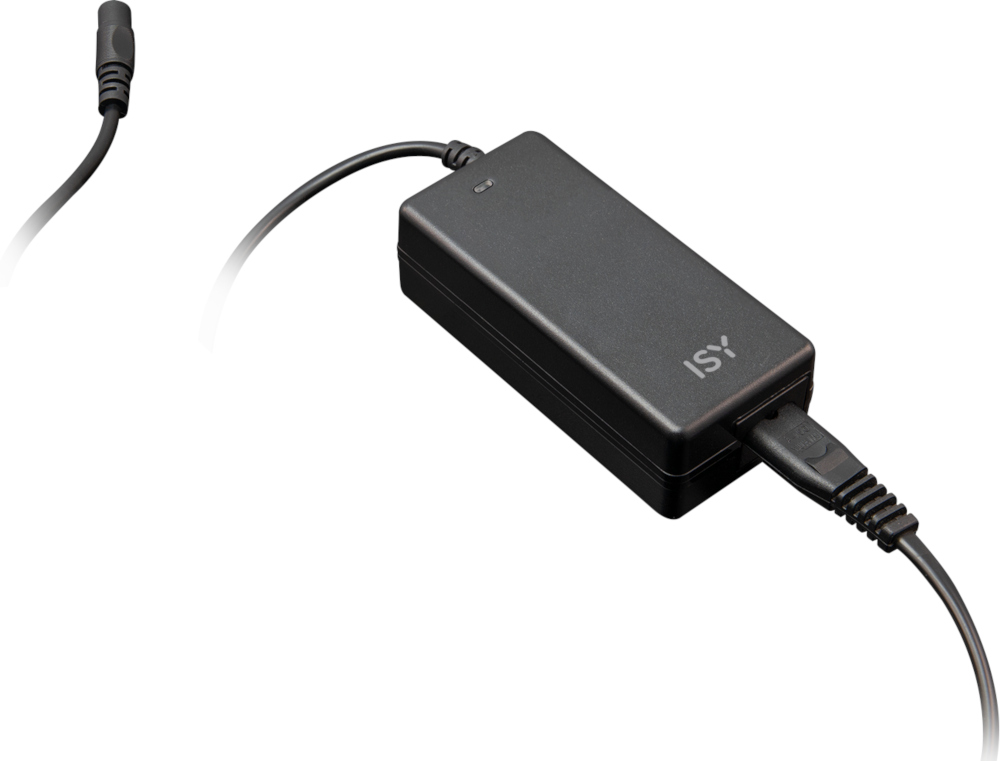 Een zwarte ISY-stroomadapter met een aangesloten kabel, geplaatst tegen een witte achtergrond.