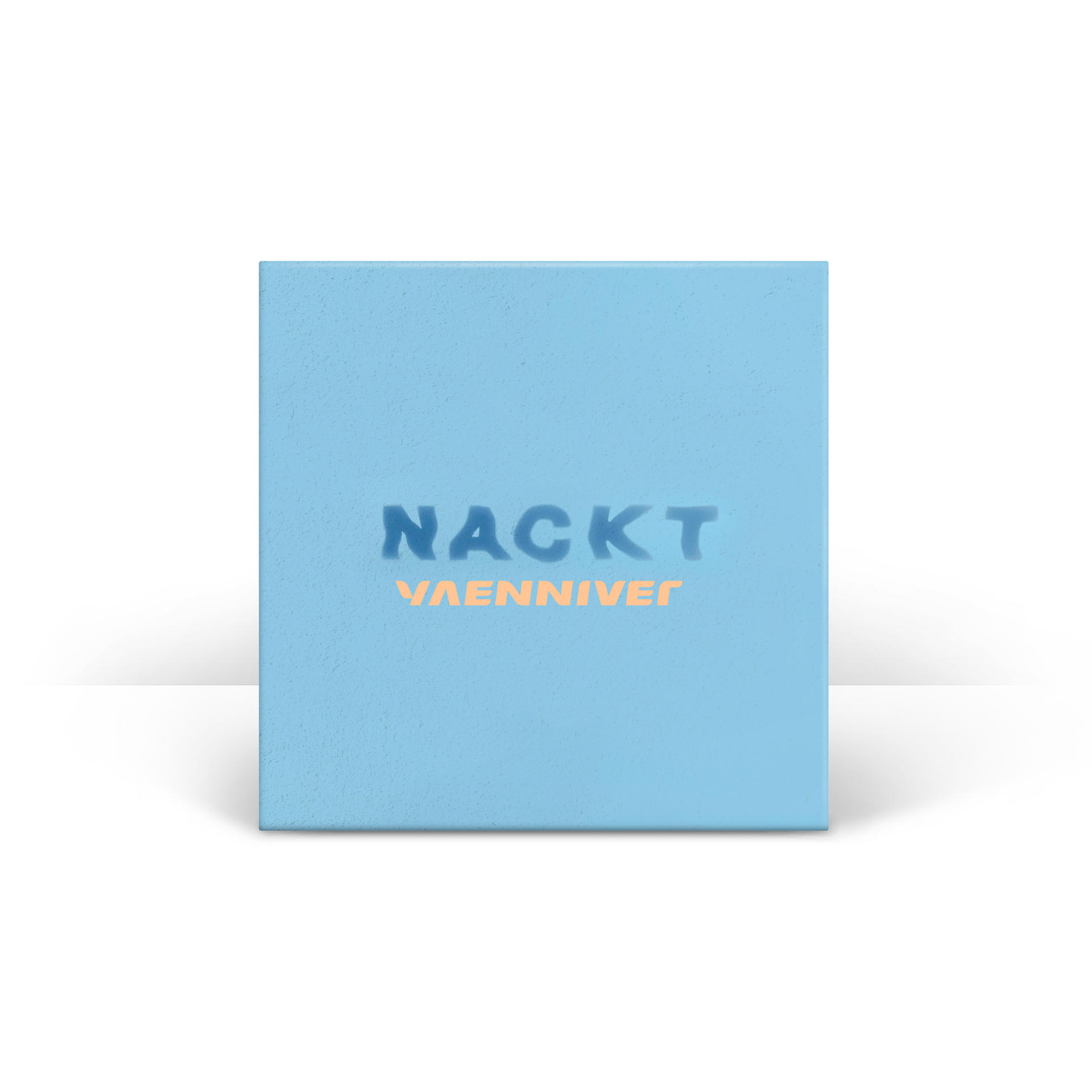 Eine hellblaue Box mit dem Wort NACKT und dem kleineren Wort VAENNJVEJ darauf geschrieben.