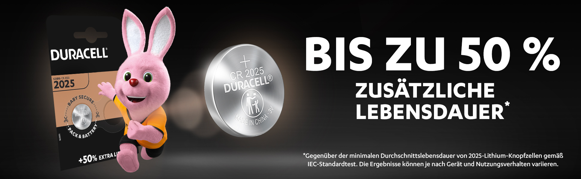 Duracell-Batteriepack, ein rosa Hase und eine CR2025-Batterie. Text sagt bis zu 50 % mehr Lebensdauer.
