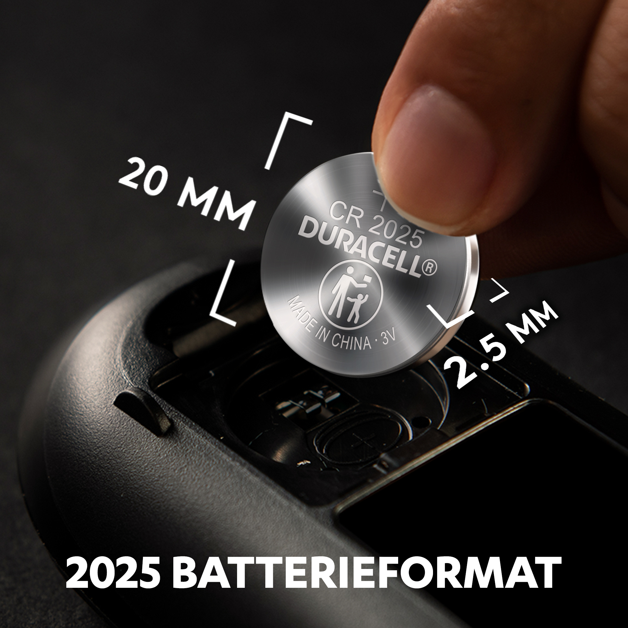 Eine Duracell CR2025 Batterie in einer Hand, mit Maßangaben. Der Hintergrund ist dunkel.