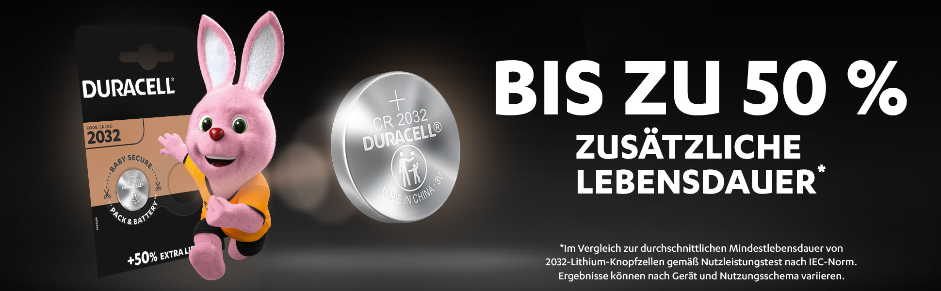 Duracell-Batteriewerbung. Rosa Hase hält Batterie, Text: Bis zu 50 % mehr Lebensdauer. Schwarzer Hintergrund.