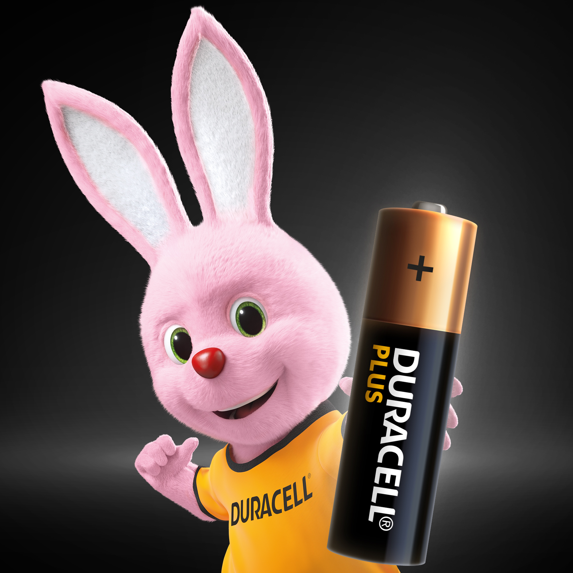 Pinkes Duracell-Häschen hält eine Duracell Plus-Batterie, mit schwarzem Hintergrund.