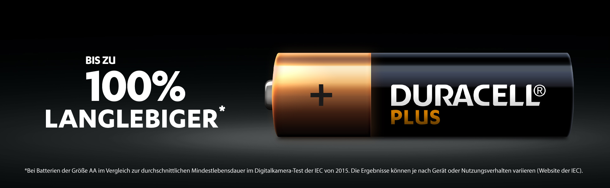 Duracell Plus Batterie mit Text „Bis zu 100% Langlebiger“ links auf schwarzem Hintergrund.