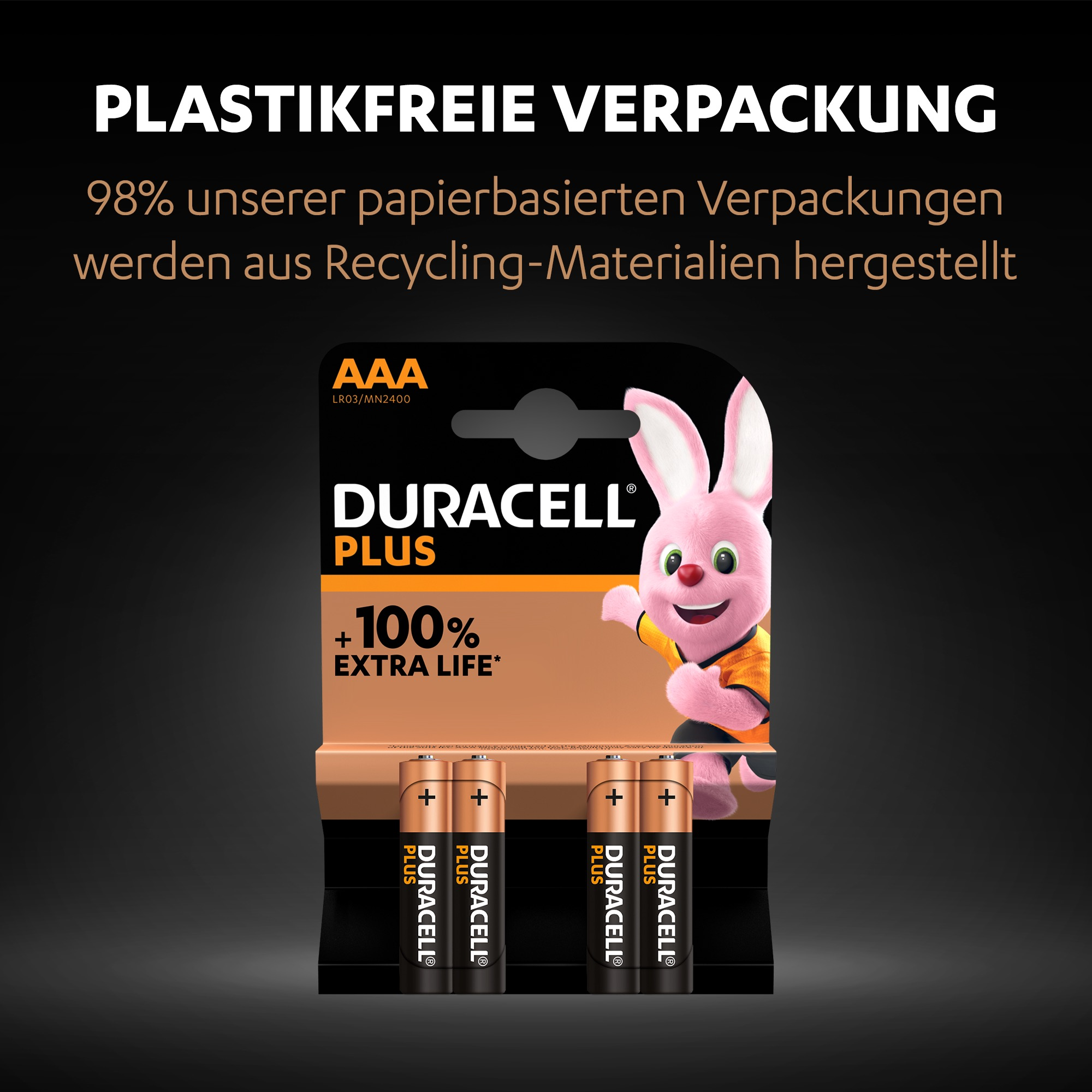 Eine Person, die ein Telefon in einer natürlichen Umgebung benutzt.