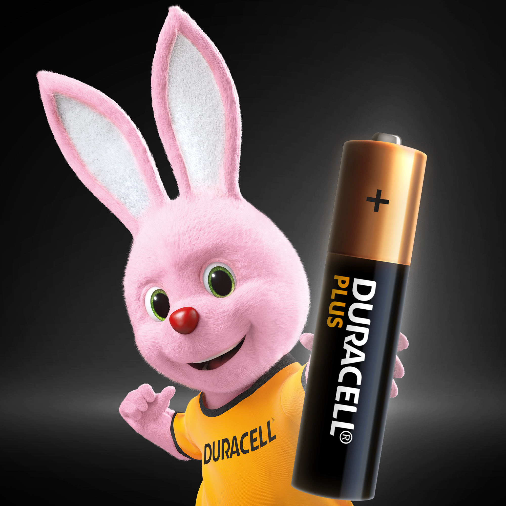 Duracell-Hase hält eine Duracell Plus Batterie vor dunklem Hintergrund.