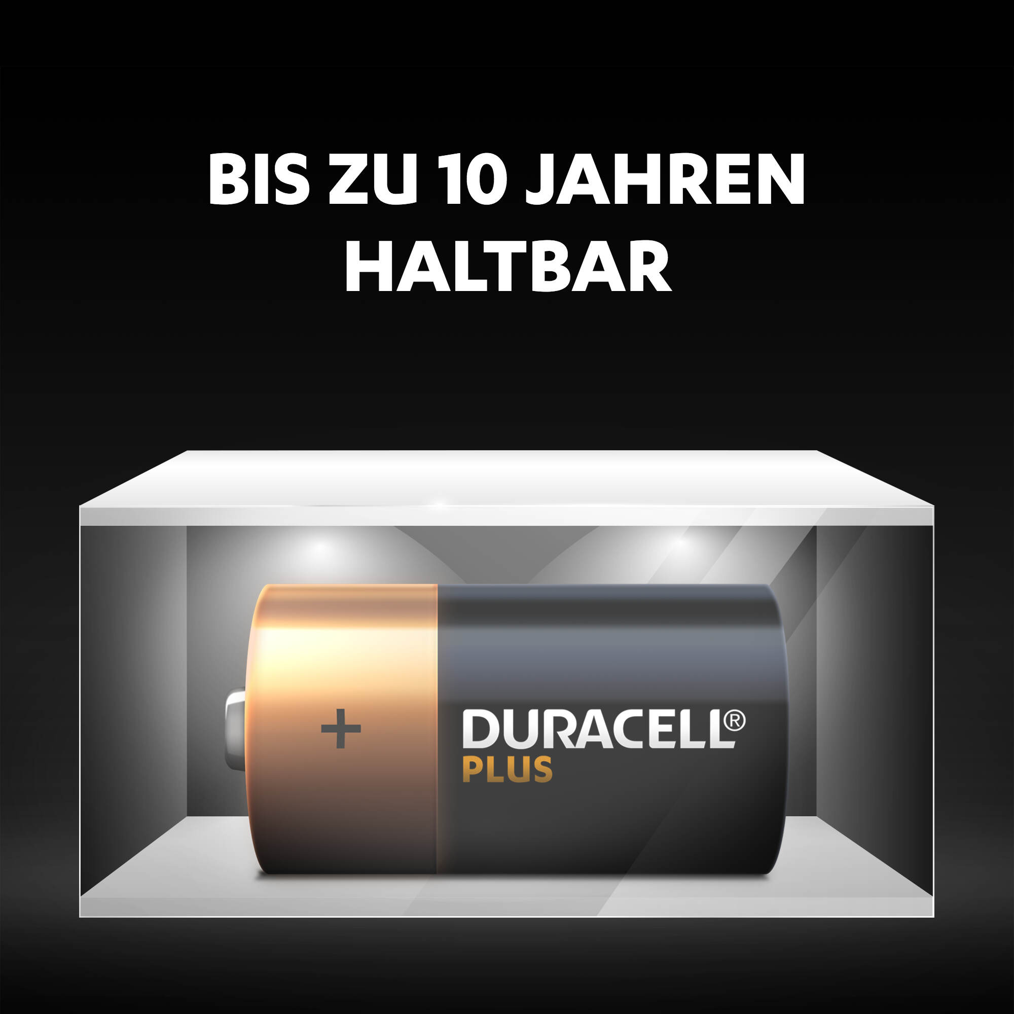 Eine Duracell-Batterie in einem weißen Regal. Schwarzer Hintergrund. Text: Bis zu 10 Jahre haltbar.