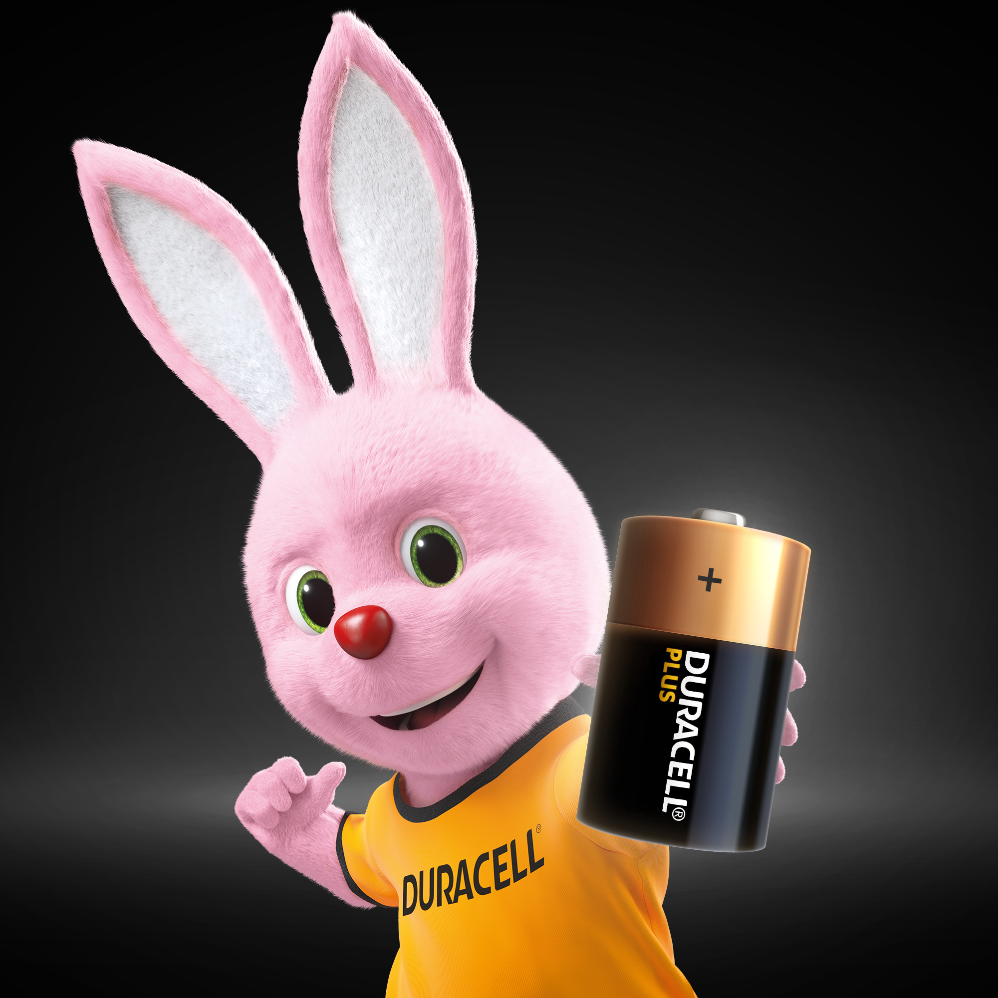 Duracell-Hase hält eine Duracell Plus-Batterie. Hase ist rosa mit gelbem Hemd.
