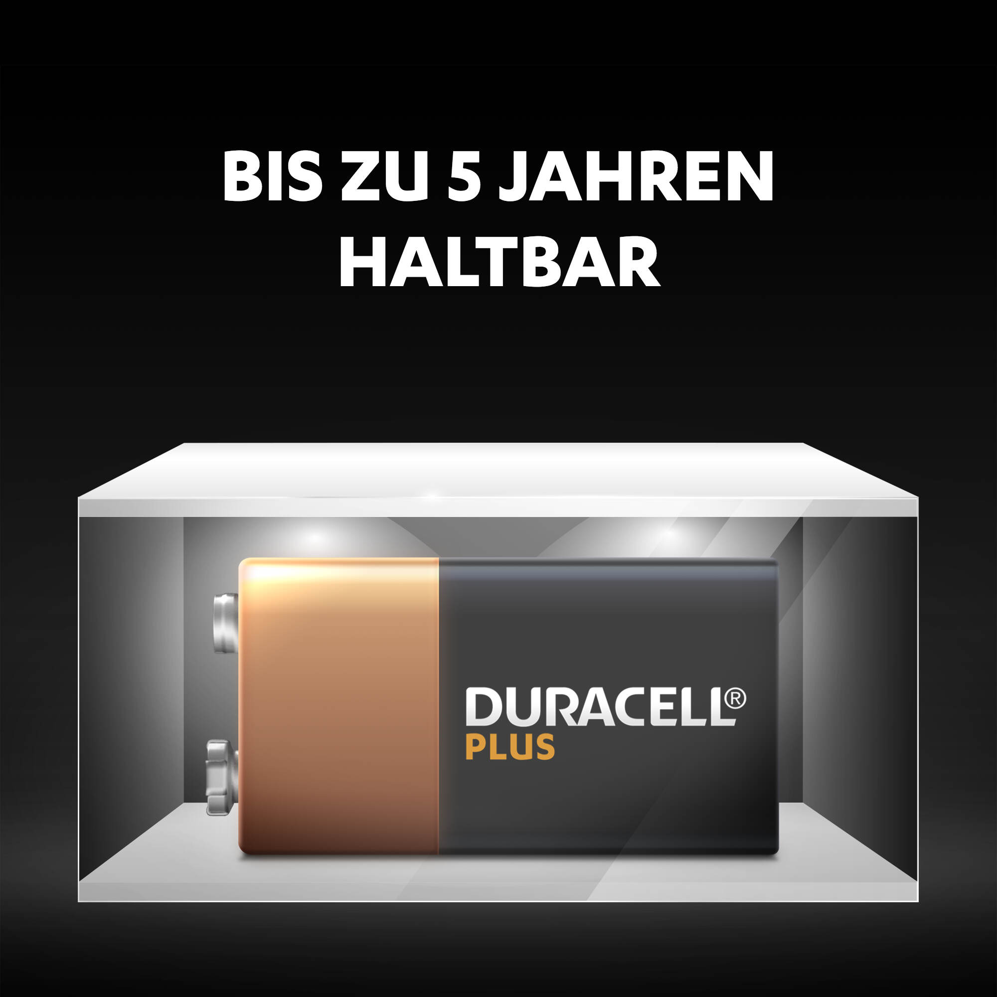 Duracell Plus Batterie in weißem Regal. Text oben: 'Bis zu 5 Jahren haltbar'.