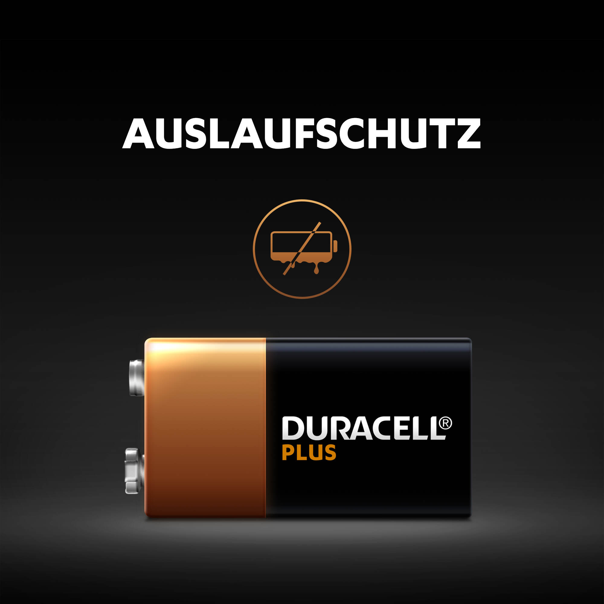 Duracell Plus Batterie mit Textüberlagerung. Die Batterie ist schwarz und kupferfarben.