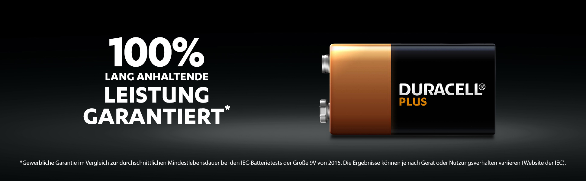 Eine Duracell-Batterie mit Text auf schwarzem Hintergrund. Die Batterie ist gold und schwarz.