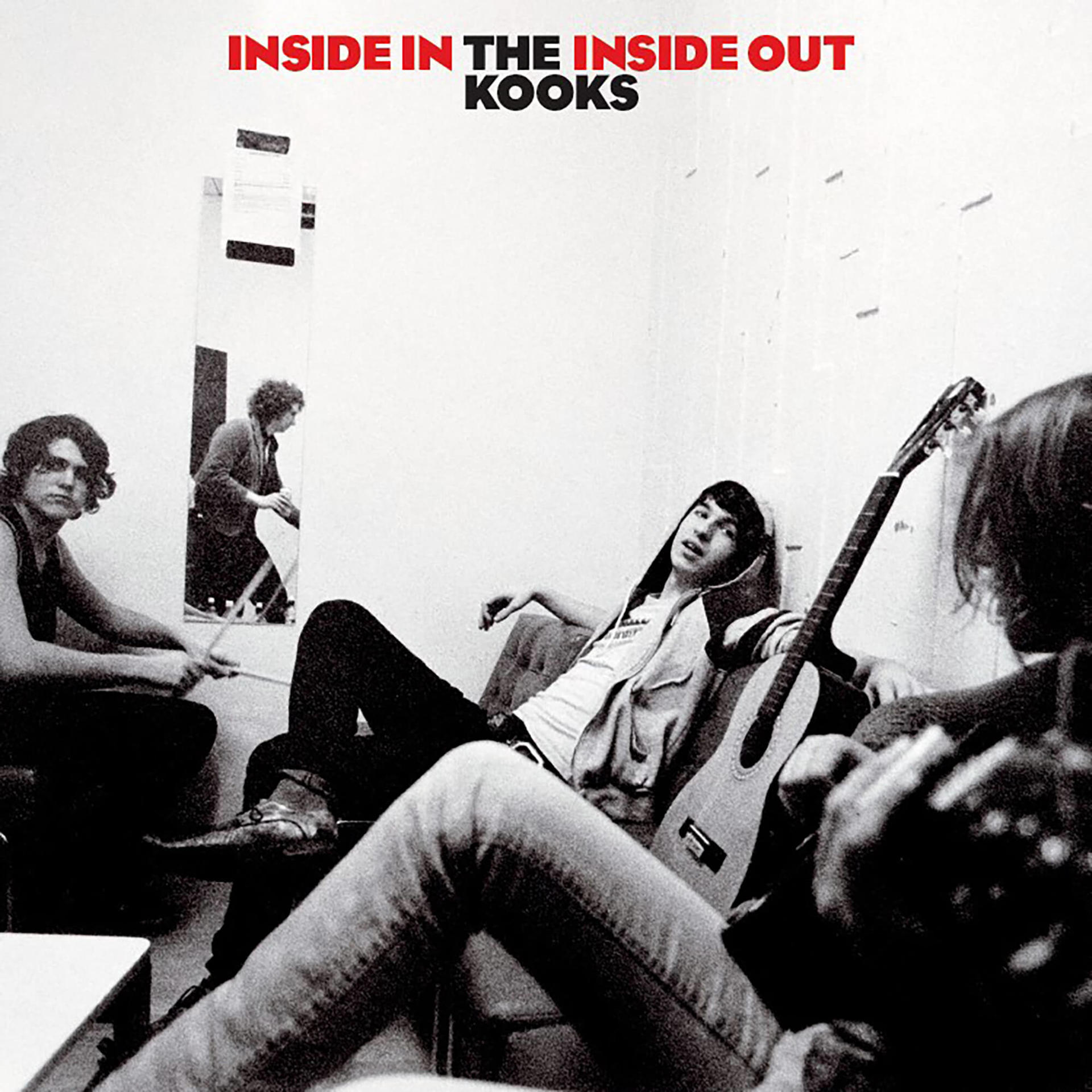 Albumcover mit Band im Raum, Text: Inside In The Inside Out.
