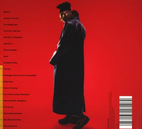 Albumcover mit Künstler in dunkler Kleidung und Sonnenbrille vor rotem Hintergrund. Songtitel gelistet.