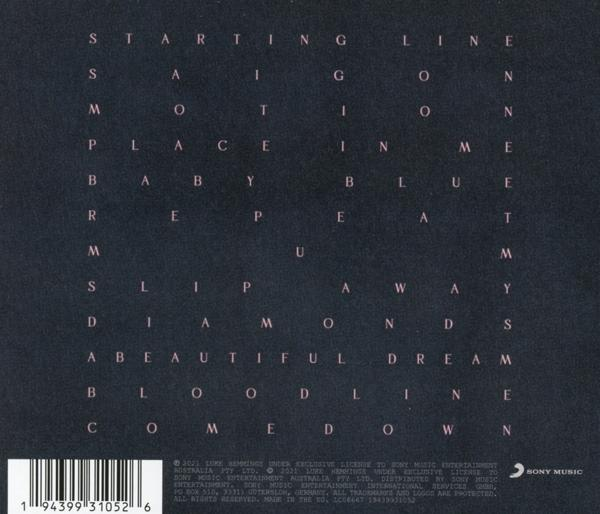 Albumcover mit rosa Text auf dunklem Hintergrund, mit Songtiteln in einem Raster.