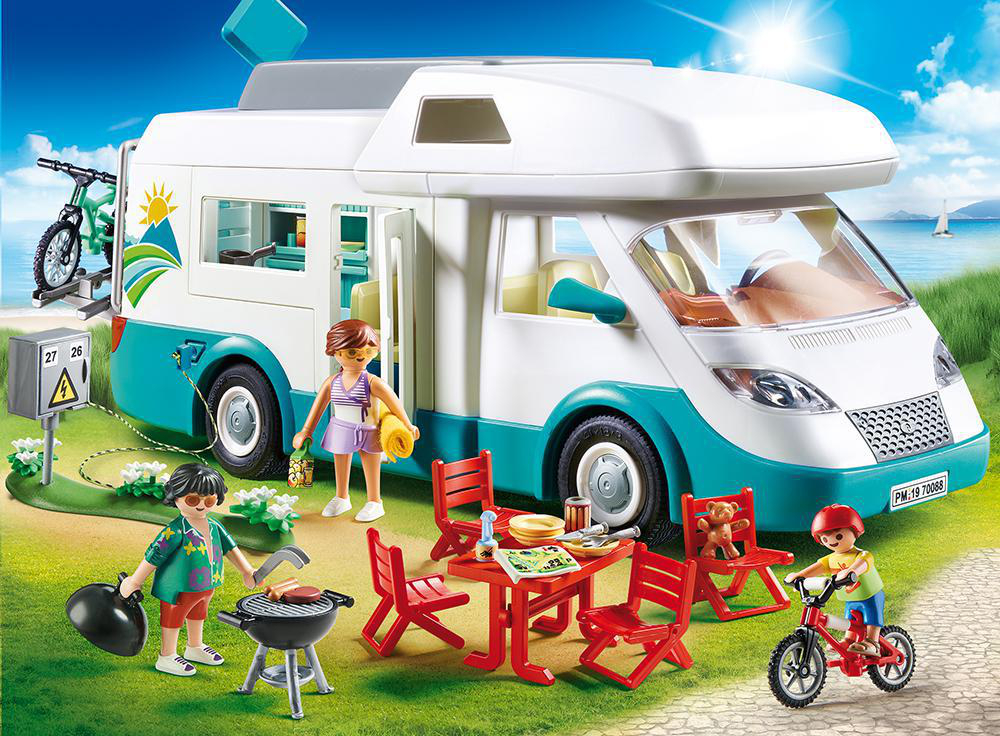 Spielzeug-Camper mit Figuren am Strand. Inklusive Picknicktisch, Grill und Kind auf dem Fahrrad.