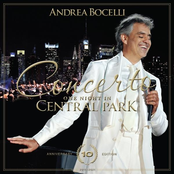 Andrea Bocelli album borító: koncert a Central Parkban. Fehér öltönyös férfi énekel. Éjszakai városkép.
