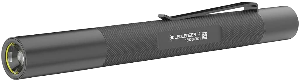 Egy fekete LED Lenser K4 zseblámpa. Fehér háttéren van. A márkanév és a modell látható.