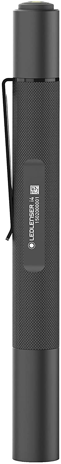 Egy fekete Ledlenser zseblámpa, csíptetővel.