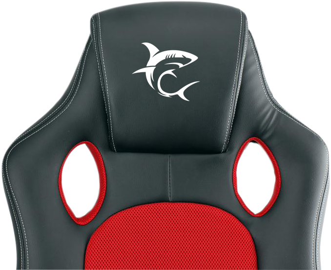 Egy fekete-piros gamer szék fejtámlájának közeli képe, fehér cápa logóval.