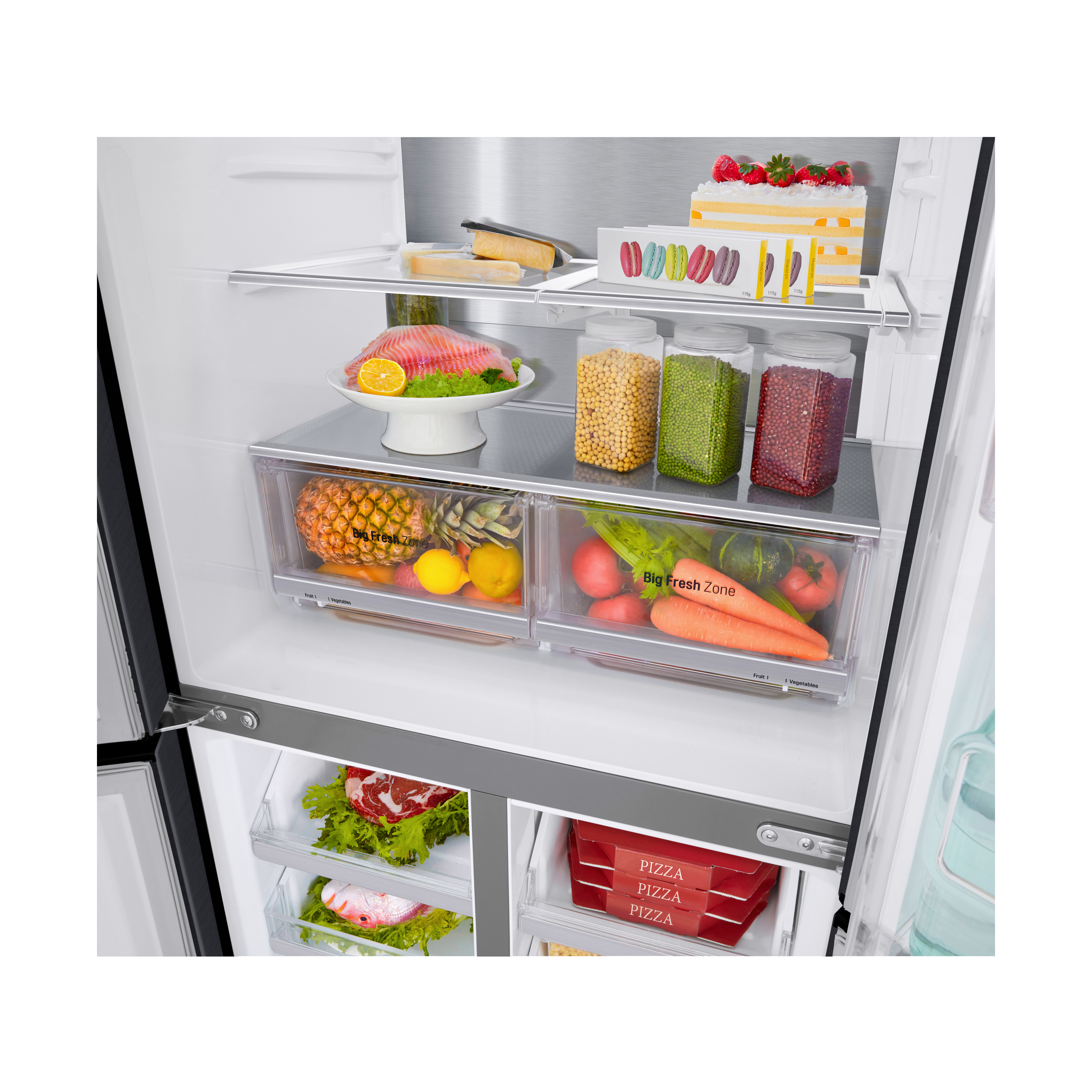 Innenraum eines Kühlschranks, gefüllt mit Lebensmitteln. Enthält Obst, Gemüse und fertige Gerichte.