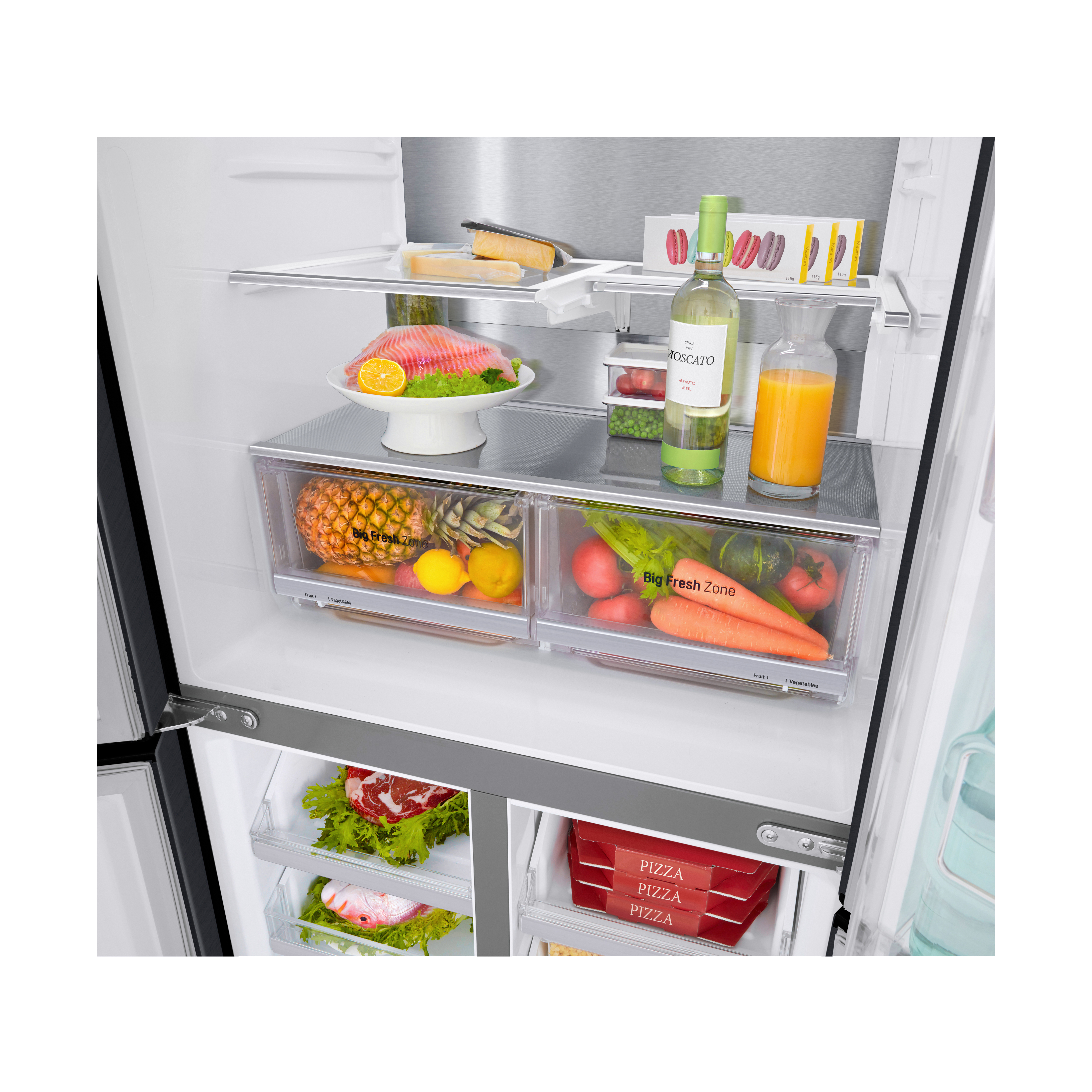 In einem Kühlschrank mit Produkten, Käse, Wein, Saft und Fleisch in Schubladen und auf Regalen.
