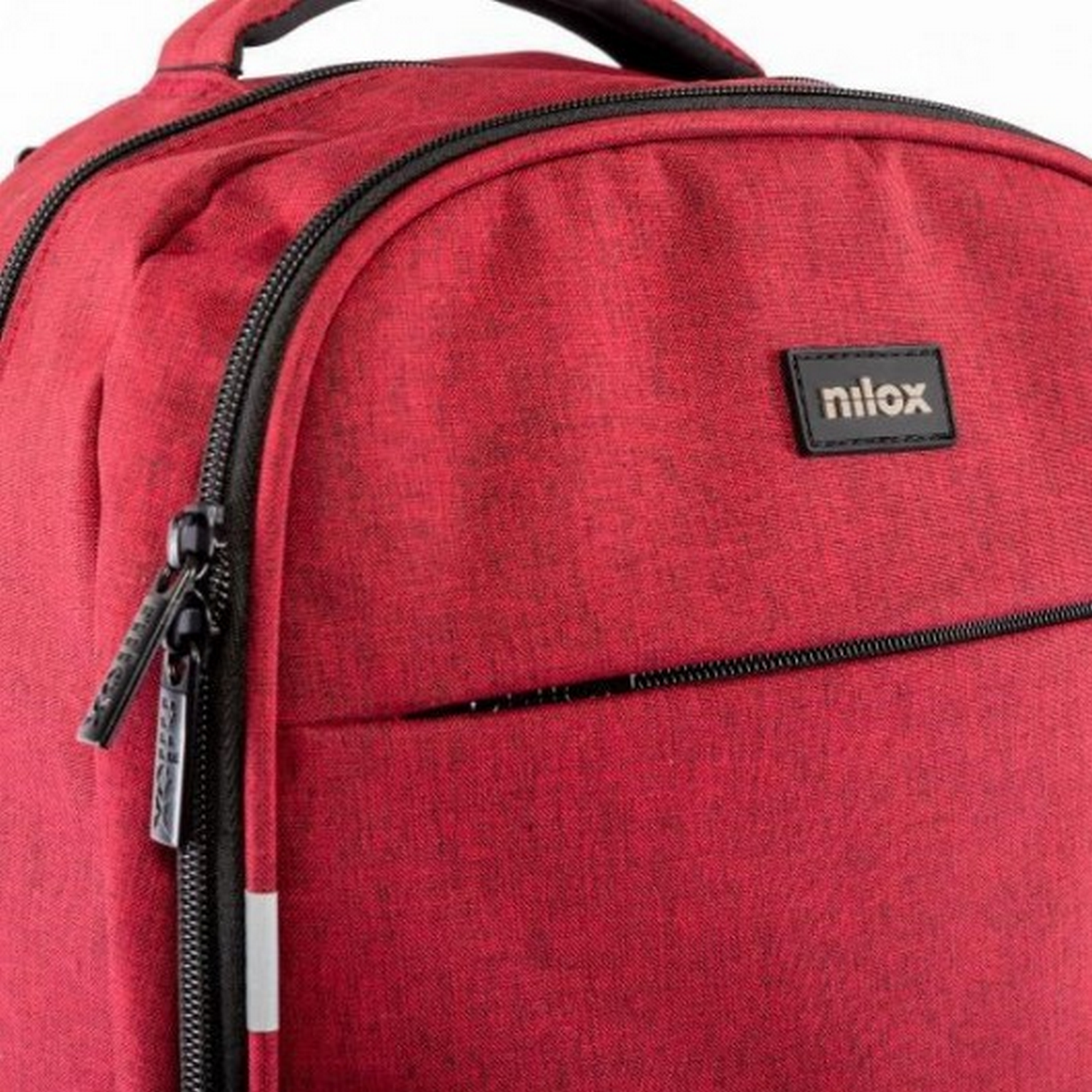 Mochila roja con cremalleras negras. La etiqueta nilox es visible.