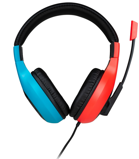 Ein Headset mit blauen und roten Ohrmuscheln. Es hat ein schwarzes Kopfband und Mikrofon. Der Hintergrund ist weiß.