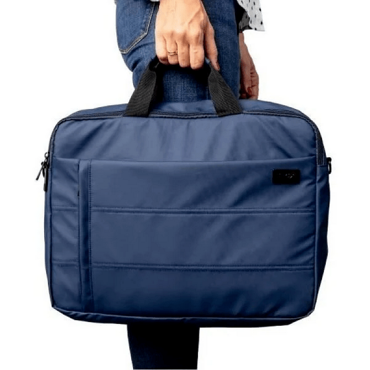 Una persona sosteniendo un maletín azul. El maletín tiene un asa y un bolsillo en la parte delantera.