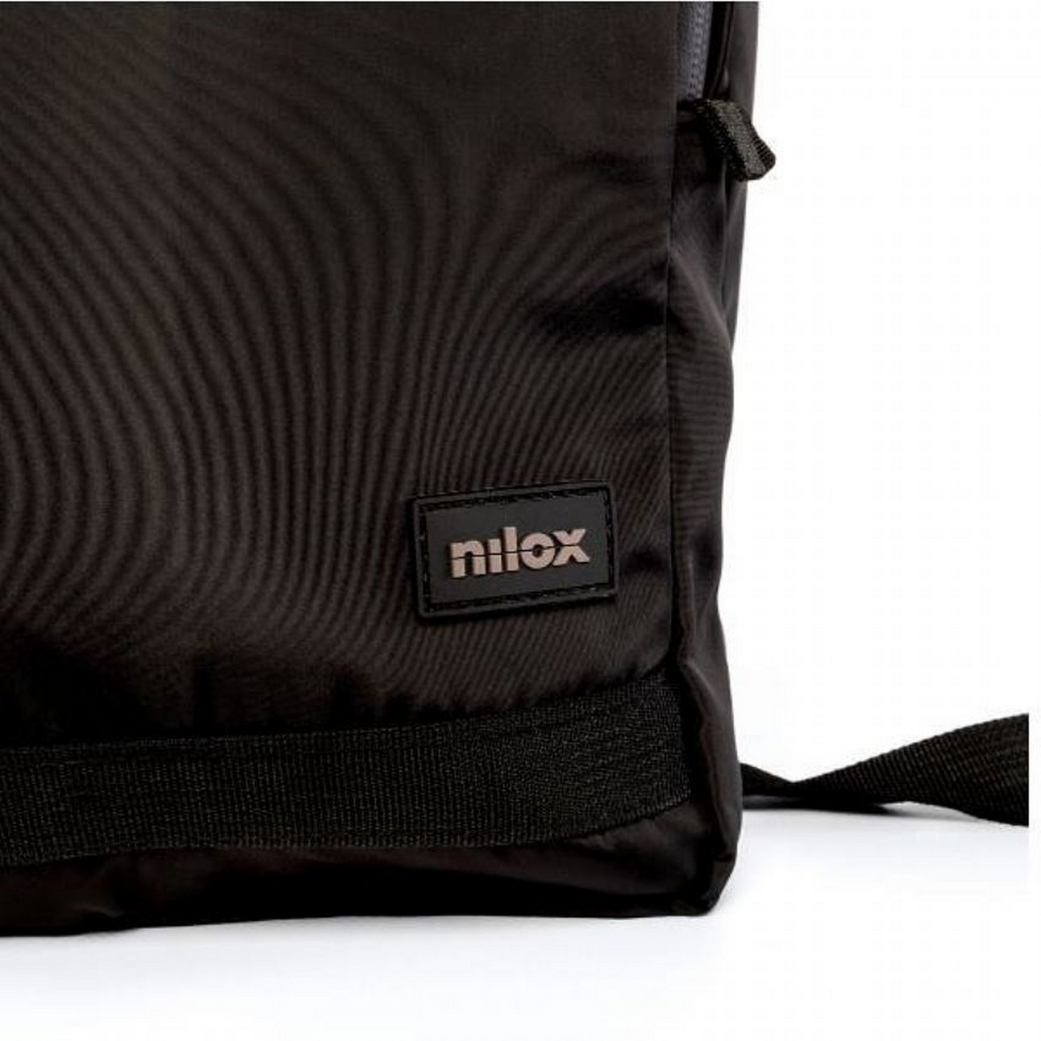 Primer plano de una mochila Nilox negra. Se muestra el logotipo de Nilox.