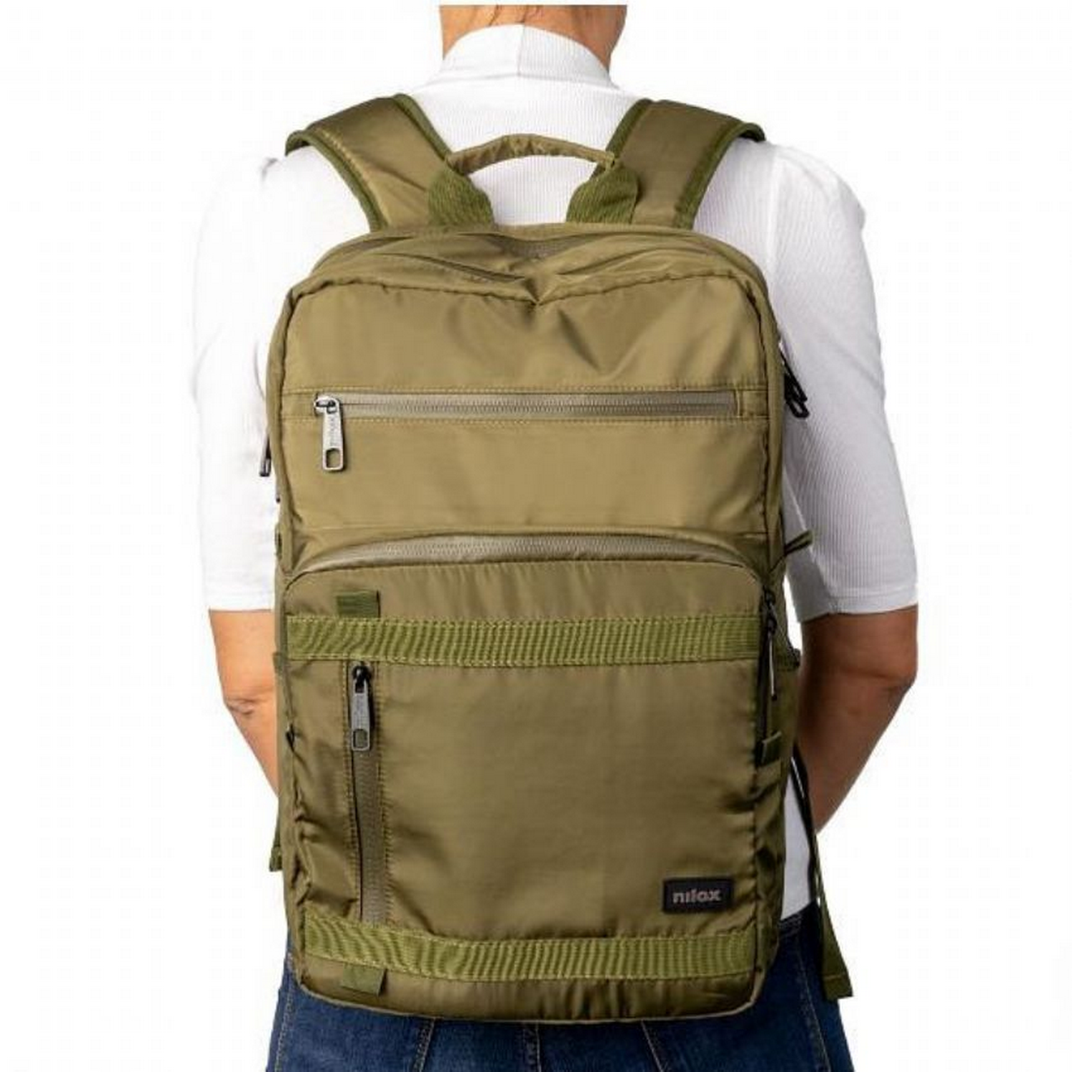 Una persona con camisa blanca lleva una mochila verde.