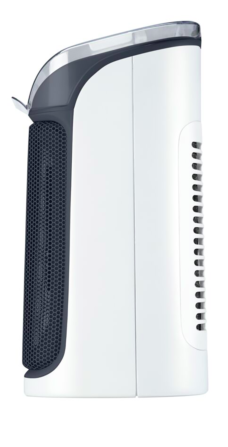 Een witte en donkergrijze luchtreiniger. Hij heeft een honingraatrooster aan één kant en ventilatieopeningen aan de andere kant. De bovenkant is gebogen.