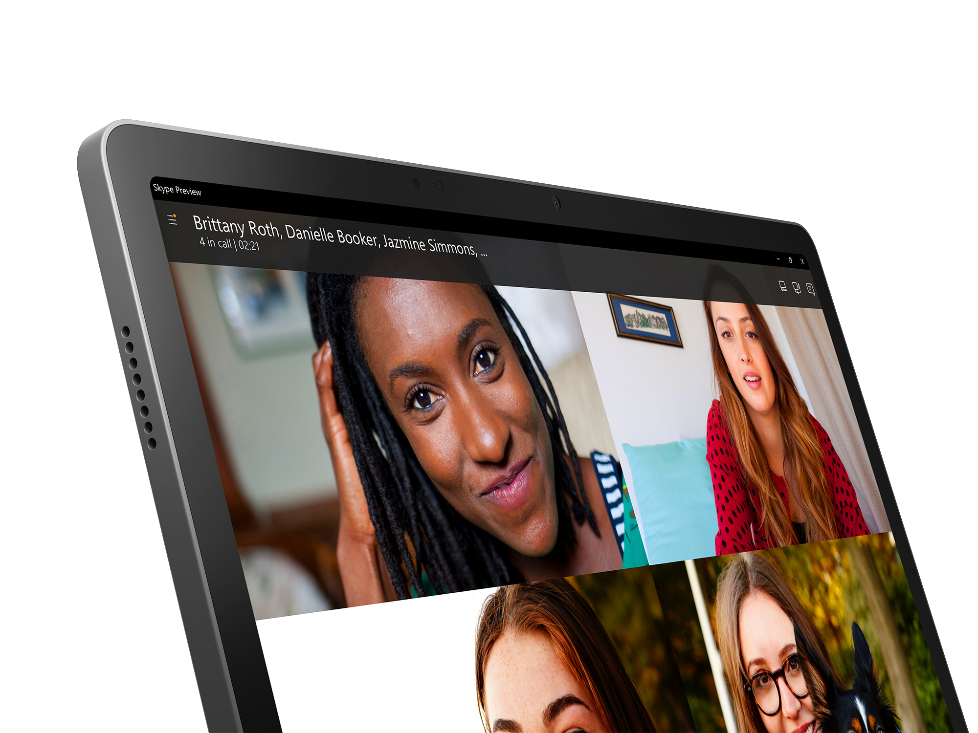 Tablet zeigt Videoanruf mit vier Personen. Das Tablet ist schräg, mit dunklem Rahmen.