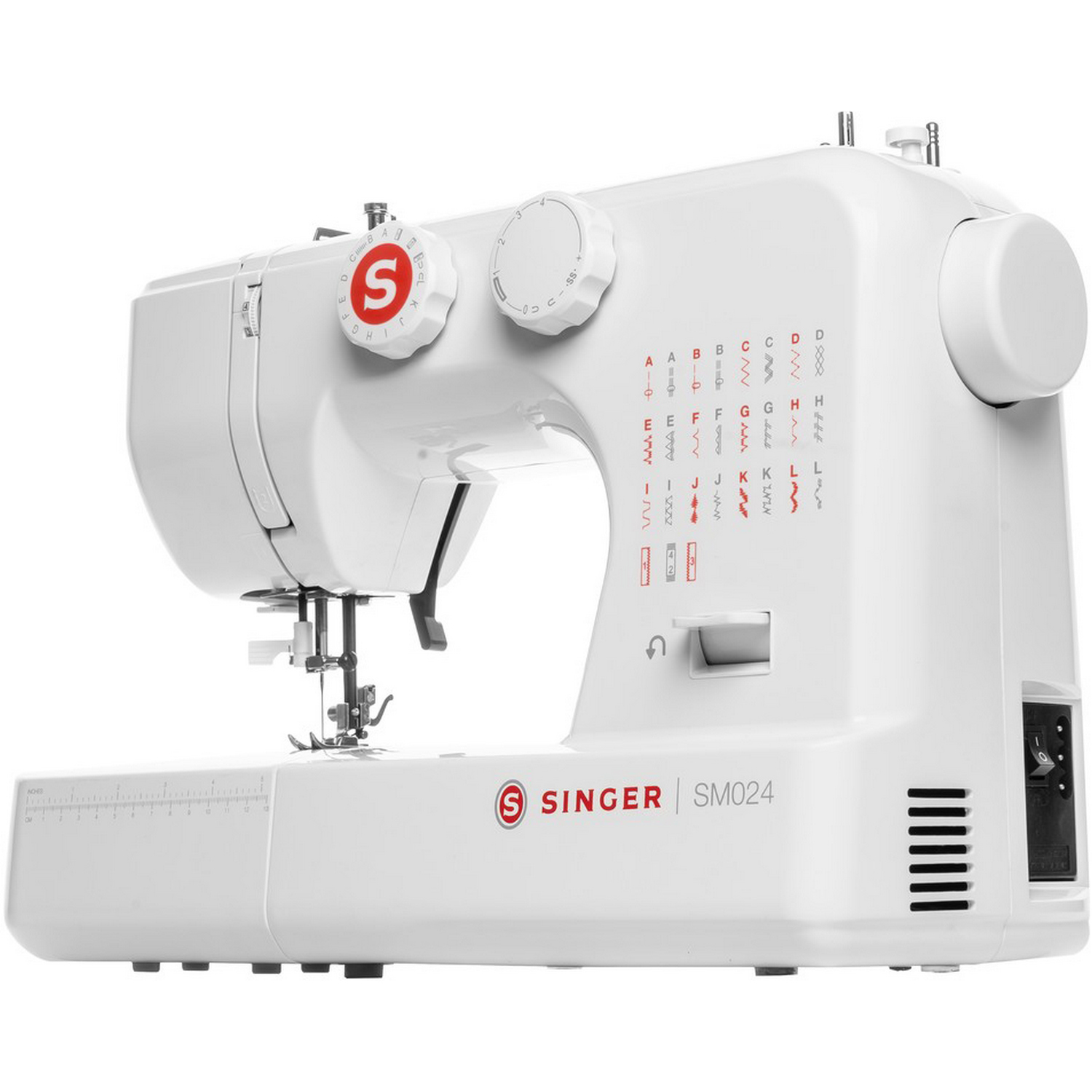 Una máquina de coser Singer blanca con varios diales e indicadores de patrones de puntada.