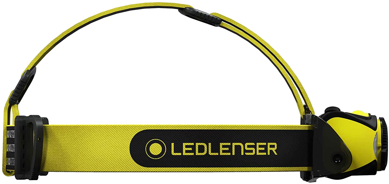 Sárga fejlámpa fekete szíjjal és fehér LEDLENSER felirattal a szíjon.