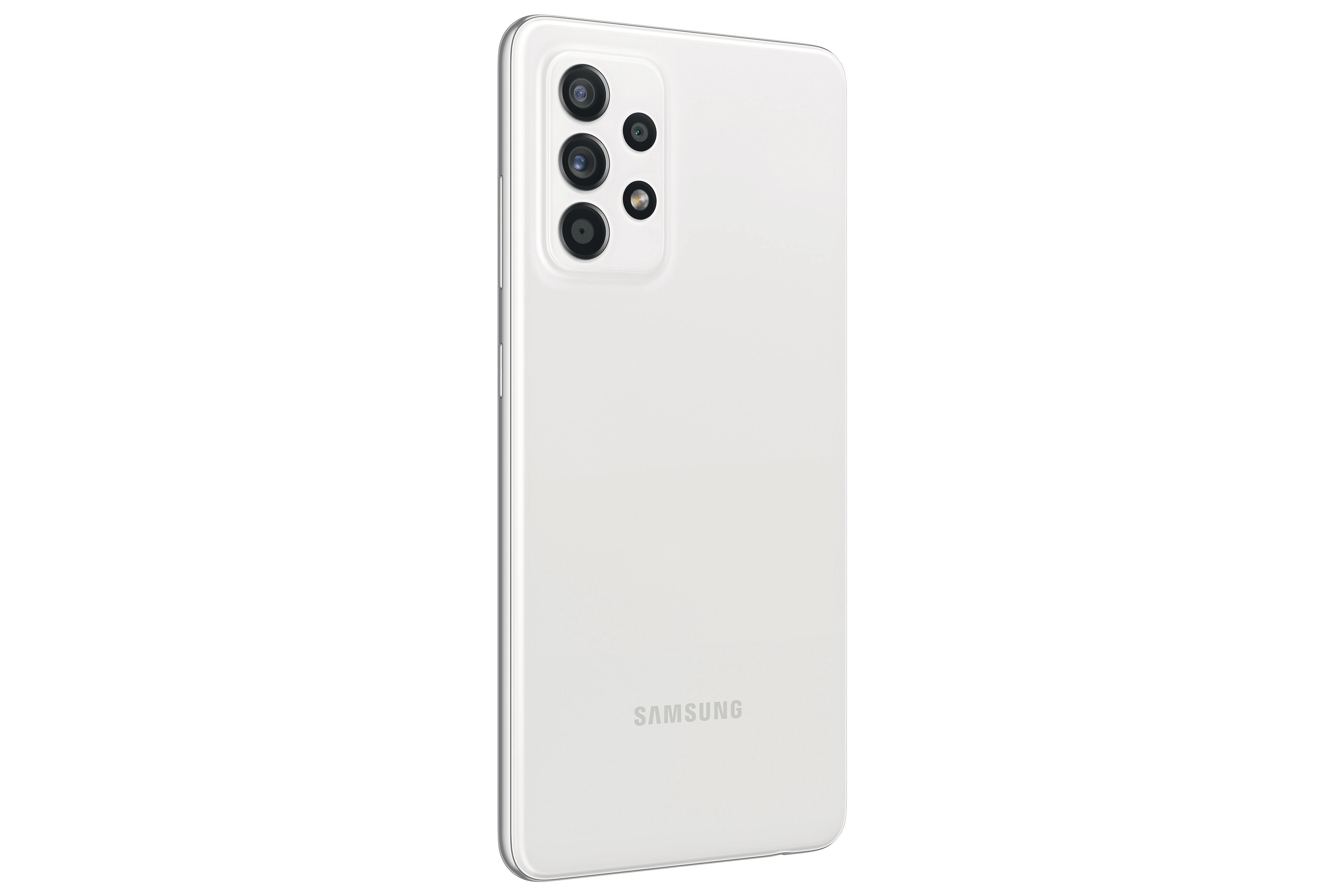 Die Rückseite eines weißen Samsung-Telefons mit mehreren Kameras wird gezeigt.