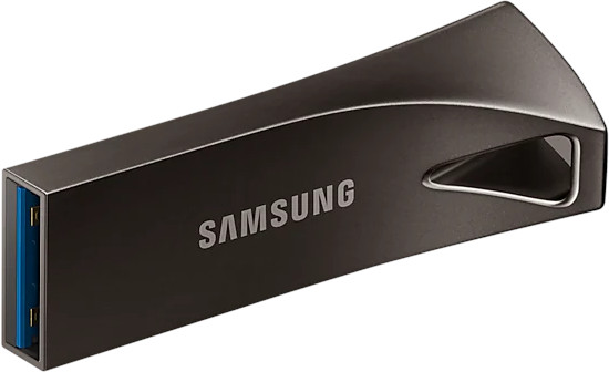 Clé USB Samsung gris foncé, en angle, avec SAMSUNG écrit, et connecteur USB bleu.
