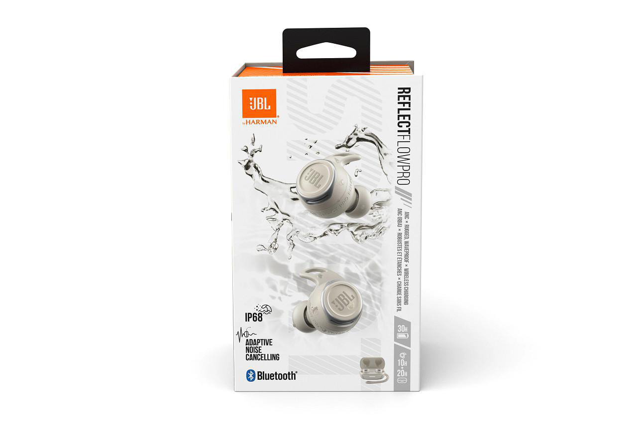 Eine weiße JBL Reflect Flow Pro Kopfhörerbox mit Kopfhörern und Wassertropfen.