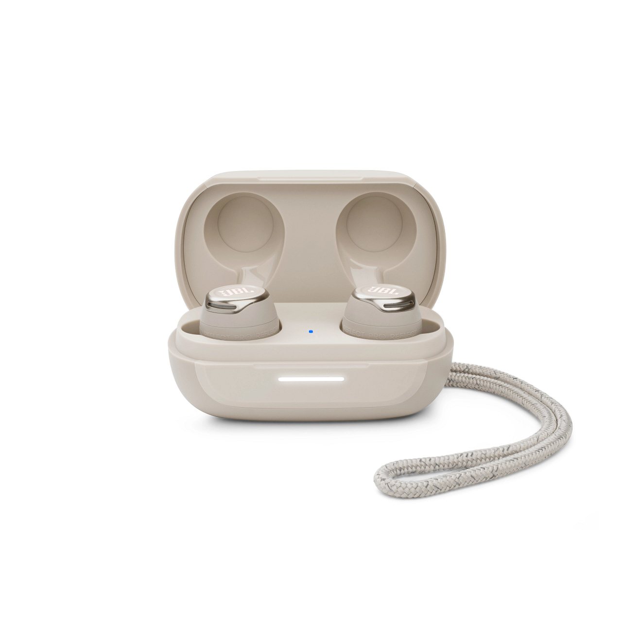 Beige JBL-Ohrhörer in offener Ladehülle, mit Stoffkordel.
