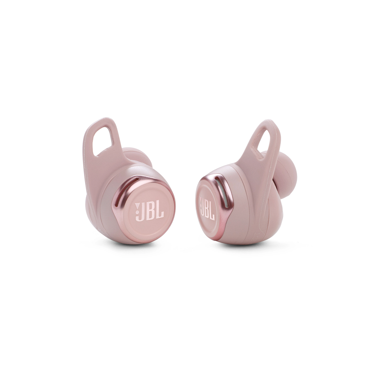 Zwei rosa JBL-Ohrhörer. Jeder hat eine Schlaufe für das Ohr, und das JBL-Logo ist sichtbar.