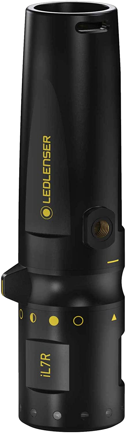 Fekete Olight iL7R zseblámpa sárga felirattal, fehér háttérrel.
