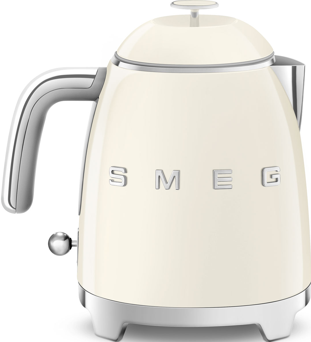 Cremefarbener Smeg-Wasserkocher mit Chromgriff und -fuß auf weißem Hintergrund.