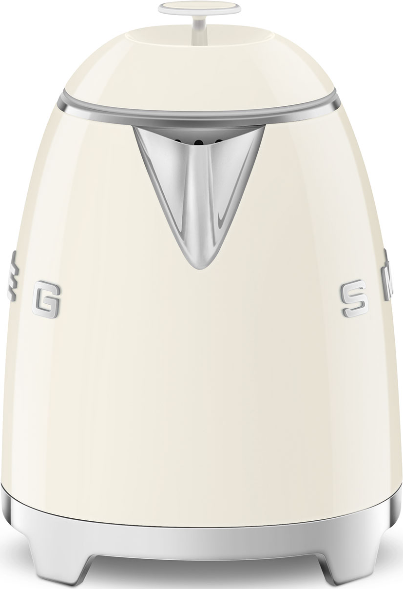Cremefarbener Smeg-Wasserkocher mit silbernen Akzenten, aus der Nahaufnahme, Frontansicht.