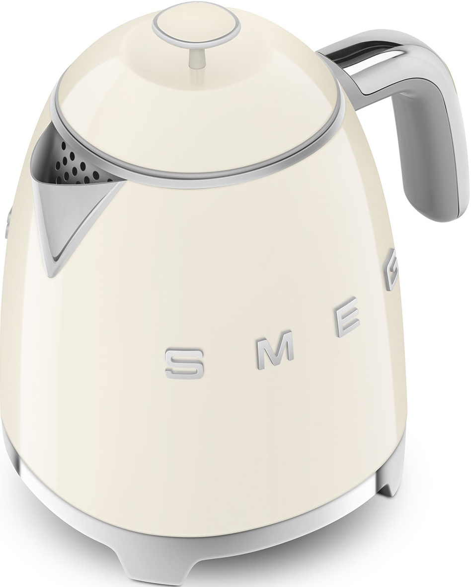 Ein cremefarbener Smeg-Wasserkocher. Es hat ein abgerundetes Design mit einem silbernen Ausguss und Griff. Das Wort SMEG steht darauf.