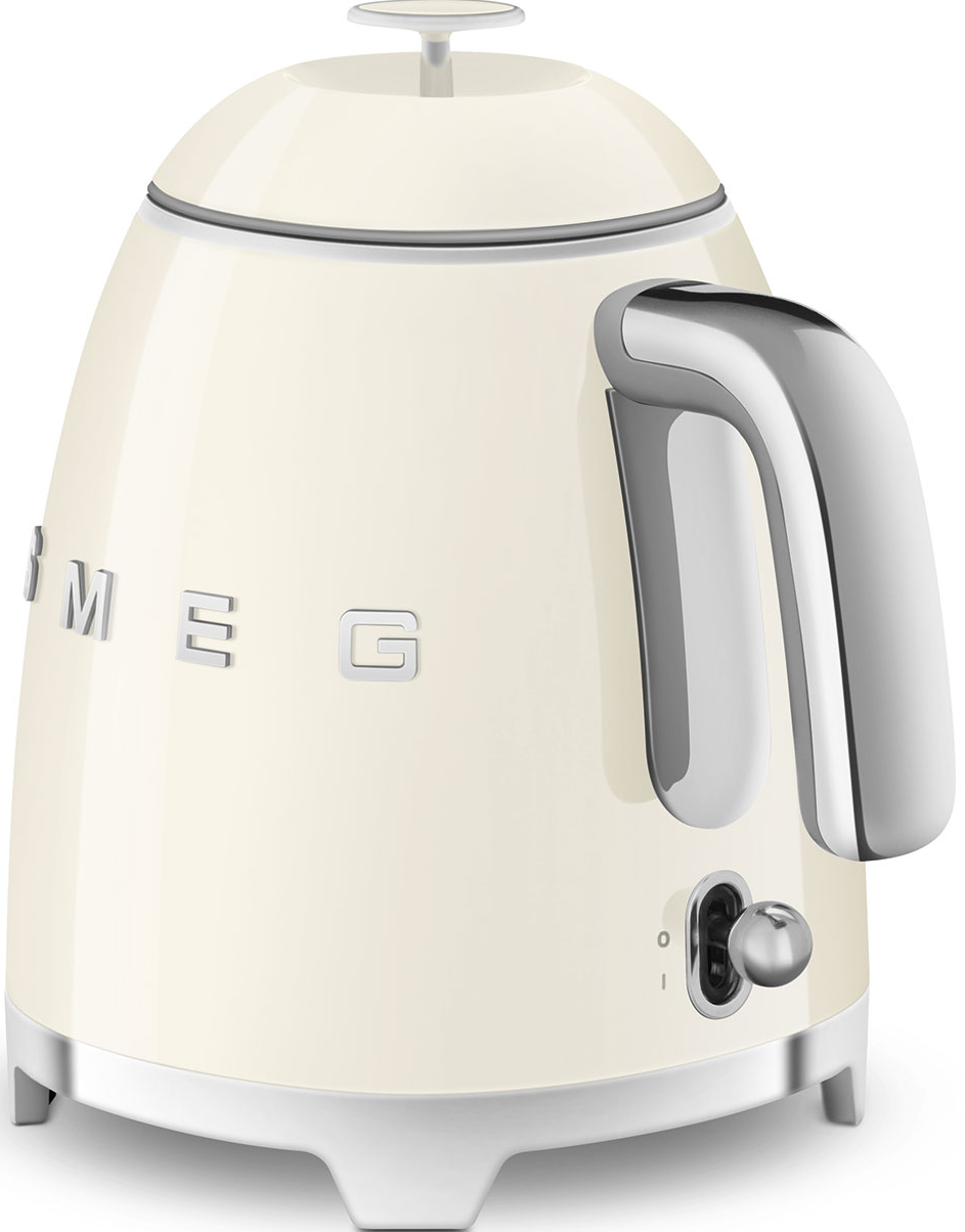 Cremefarbener elektrischer Wasserkocher auf weißer Oberfläche. Silberner Griff und Sockel. Smeg-Logo.