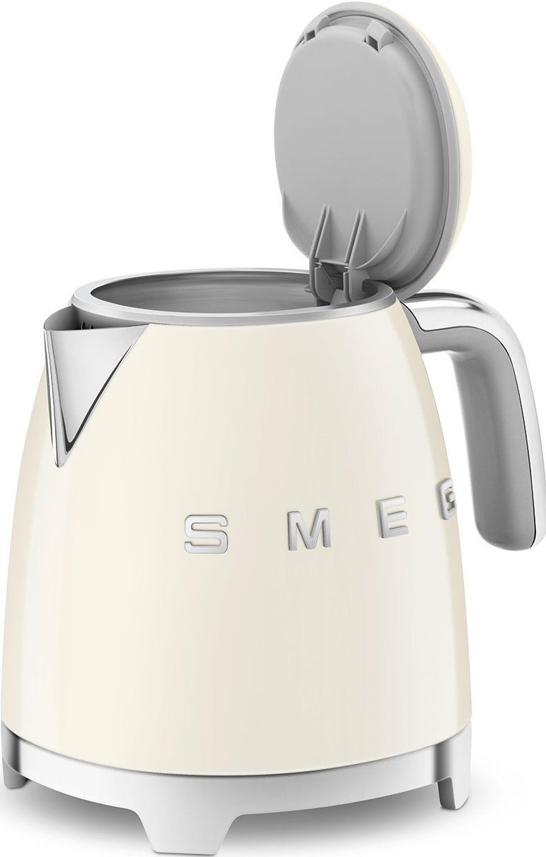 Ein cremefarbener Smeg-Wasserkocher mit offenem Deckel, der das Innere zeigt.