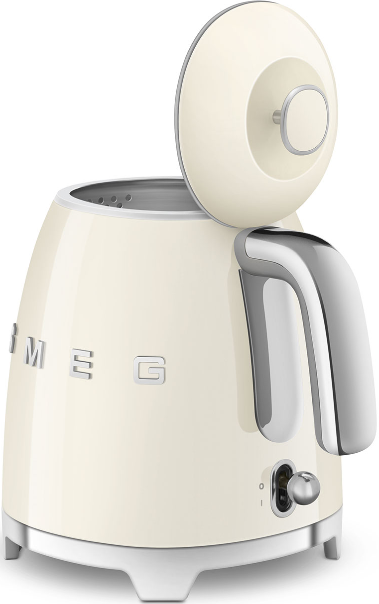 Cremefarbener Wasserkocher mit Griff, offenem Deckel, Chromakzenten und Smeg-Logo.