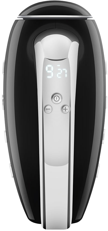 Un massaggiatore elettrico in bianco e nero con display digitale. Sfondo bianco.