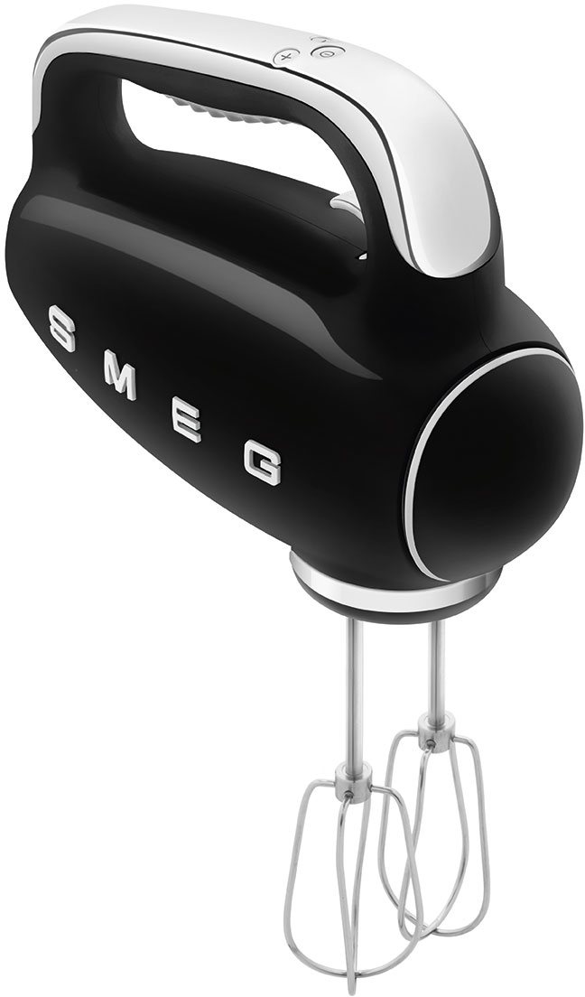 Frullatore a mano nero con dettagli argentati e logo SMEG. Due fruste attaccate.