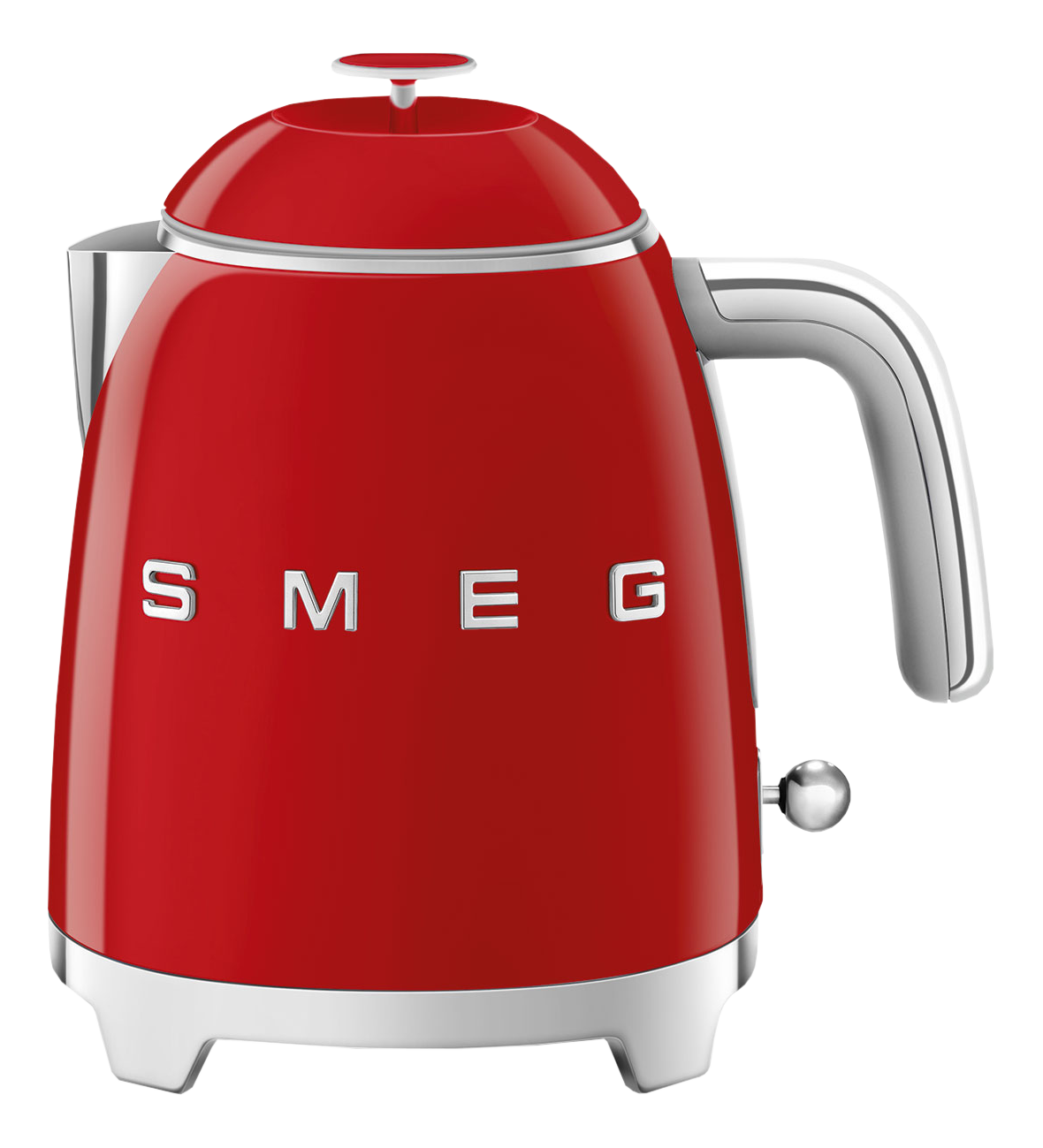 Roter Smeg-Wasserkocher, Vorderansicht, silberner Sockel und Griff, weiße Buchstaben, schwarzer Hintergrund.